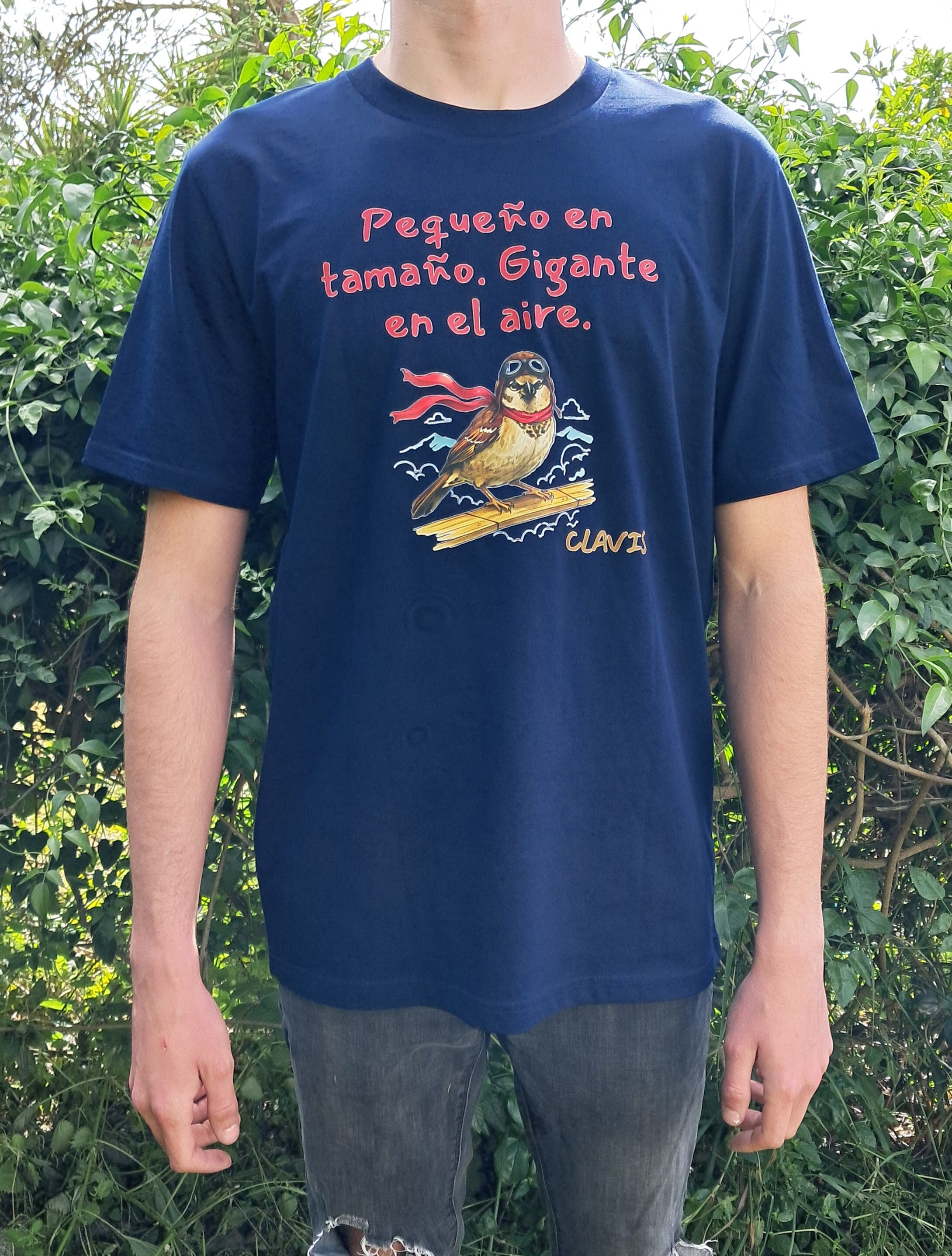 Gorrión — Camiseta Premium Del Alma Del Pueblo. Algodon Organico.