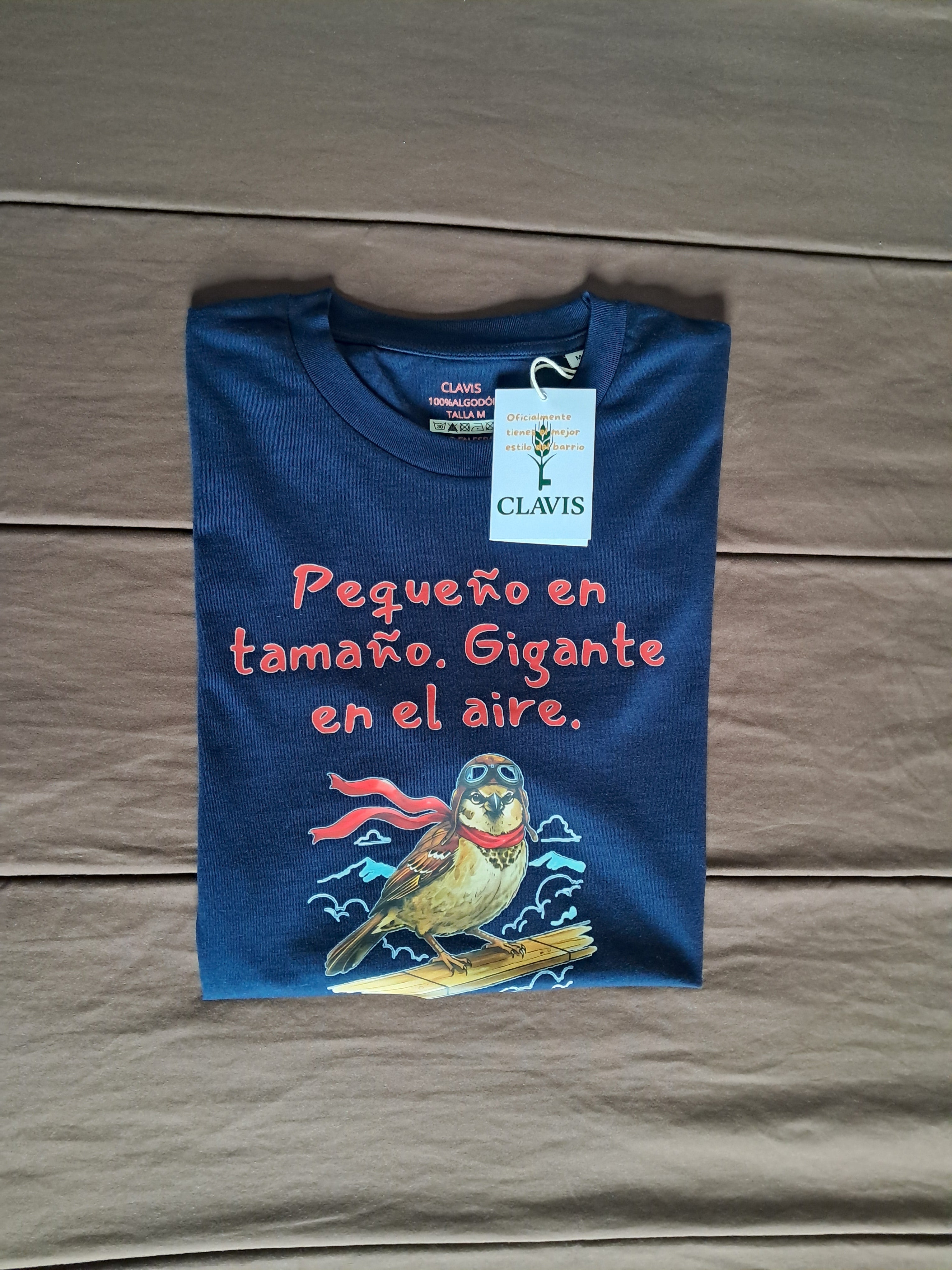 Gorrión — Camiseta Premium Del Alma Del Pueblo. Algodon Organico.