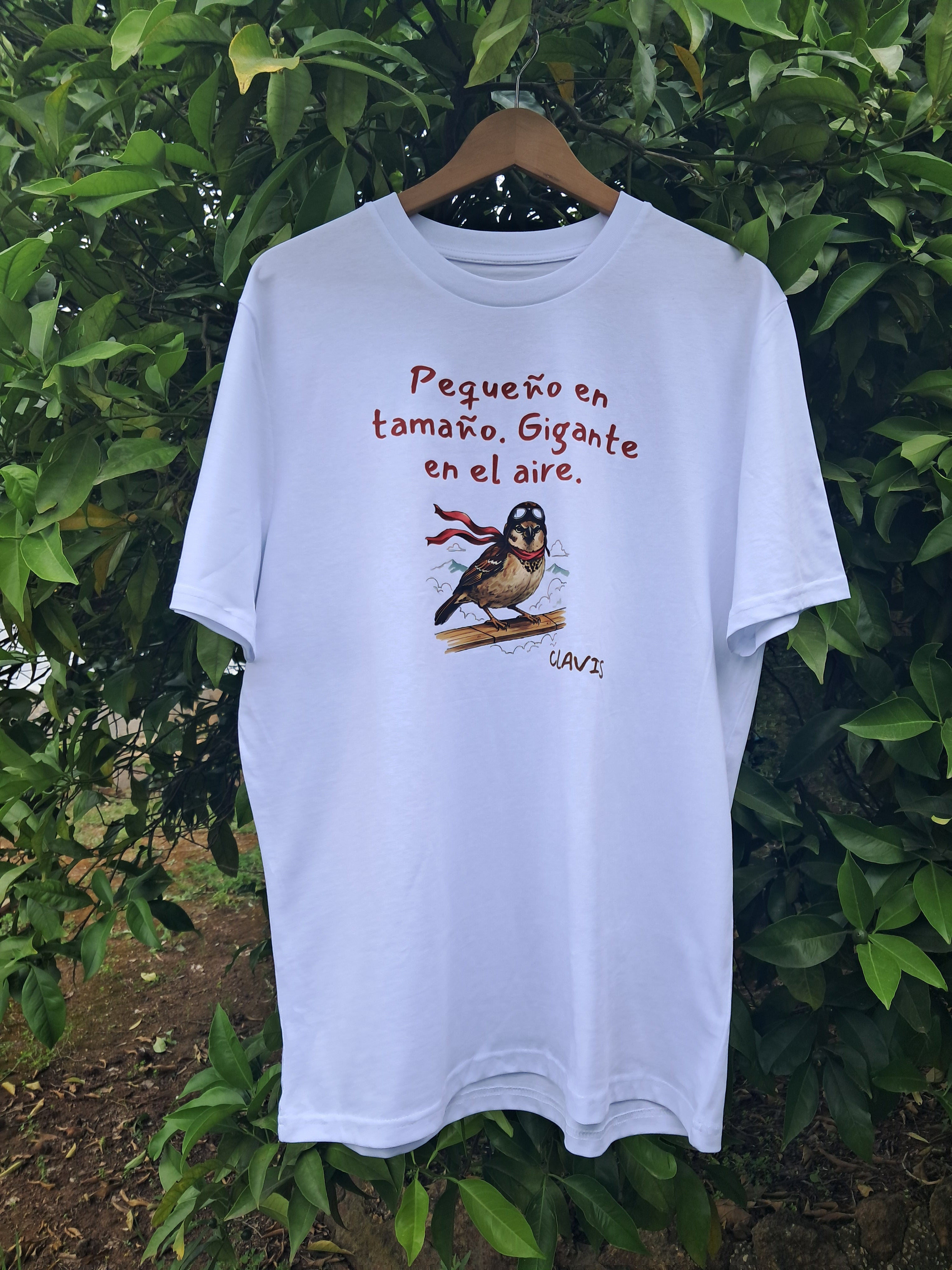 Gorrión — Camiseta Premium Del Alma Del Pueblo. Algodon Organico.