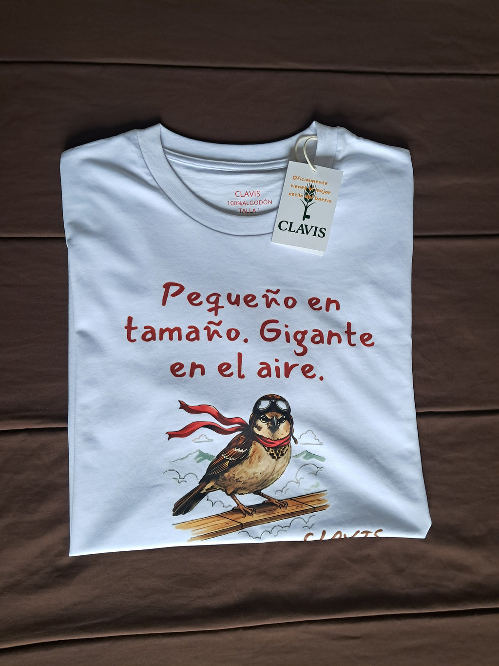 Gorrión — Camiseta Premium Del Alma Del Pueblo. Algodon Organico.