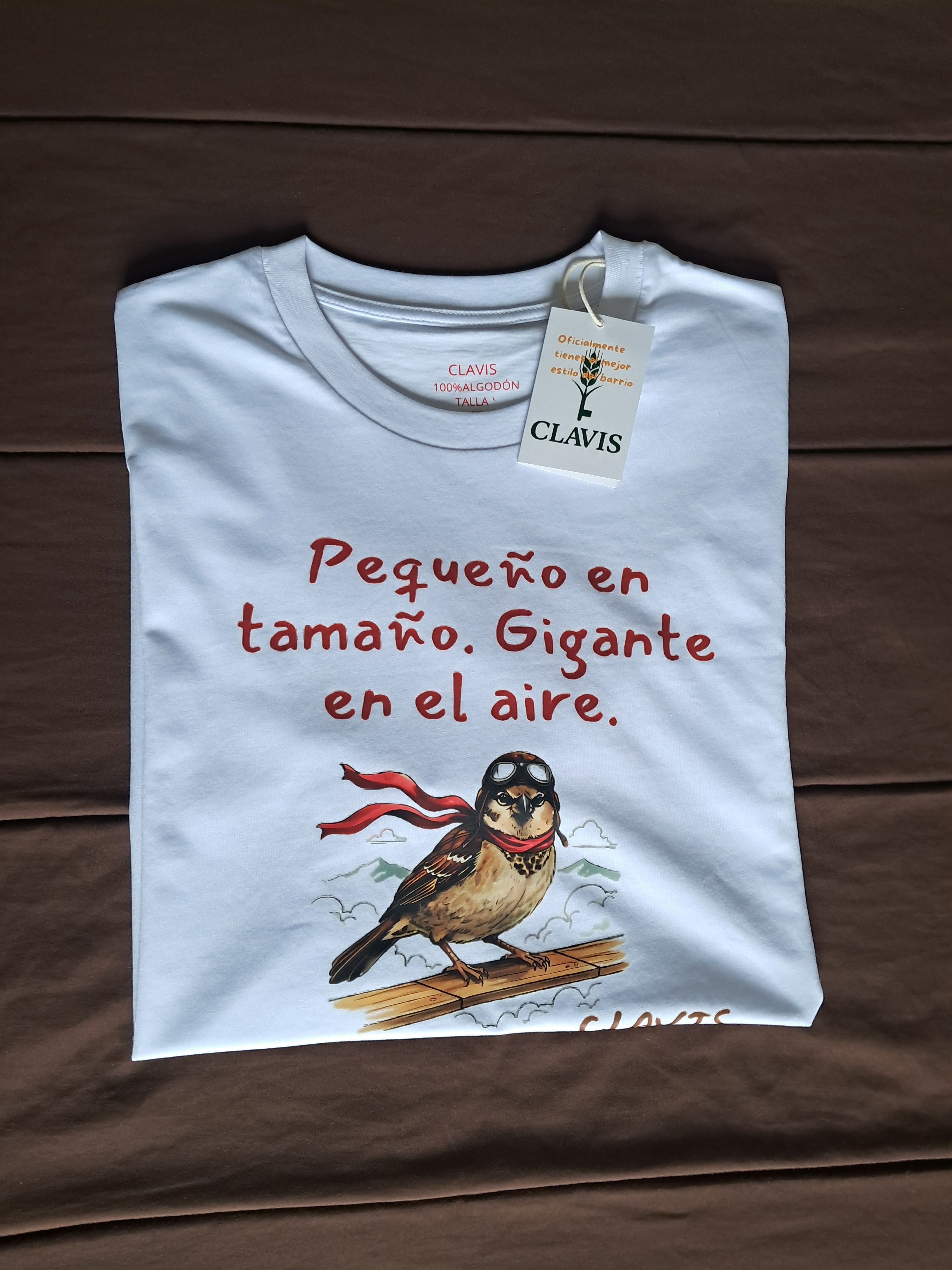 Gorrión — Camiseta Premium Del Alma Del Pueblo. Algodon Organico.