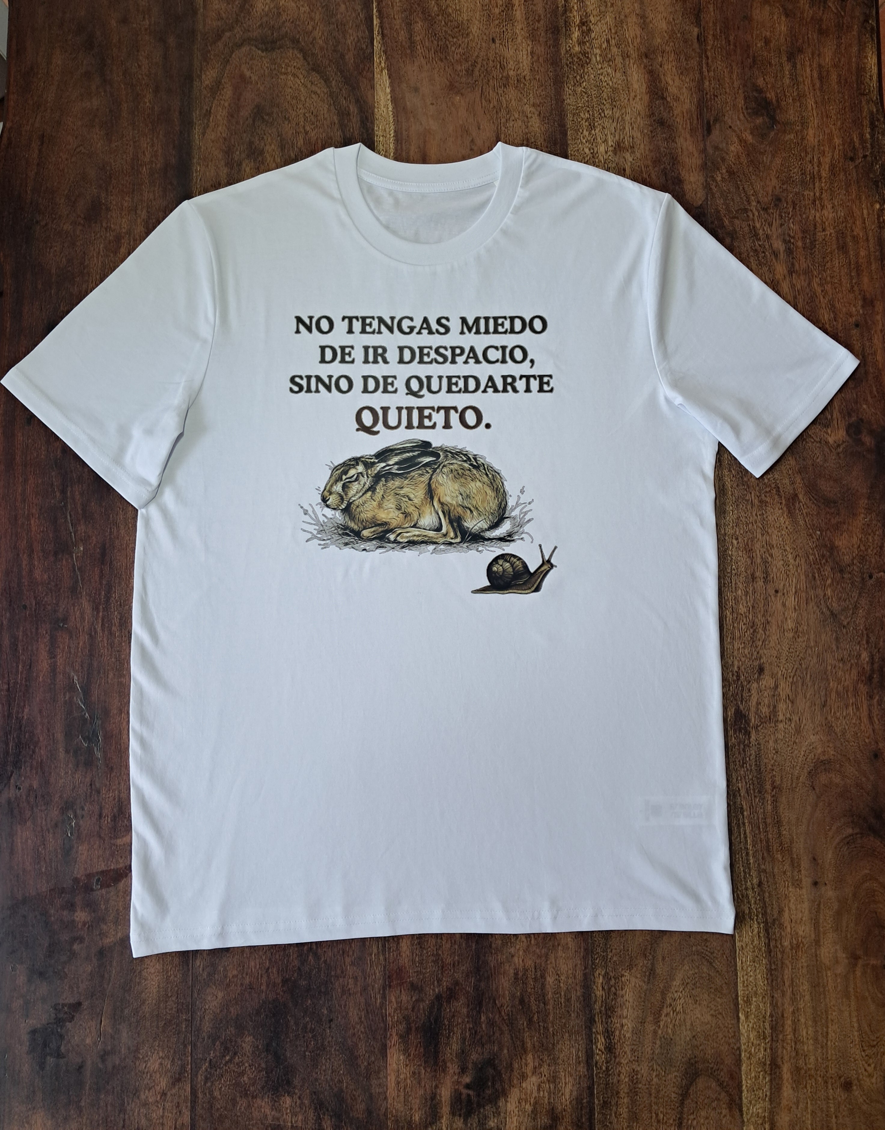 Poco a Poco — Camiseta Premium De Estilo Rural. Algodon Organico.